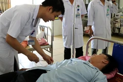 Bác sỹ Bệnh viện đa khoa Hà Tĩnh khám, cấp cứu nạn nhân bị tai nạn giao thông. (Ảnh: Công Tường/TTXVN)