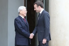 Tổng thống Cộng hòa Pháp Emmanuel Macron đón Tổng Bí thư Nguyễn Phú Trọng. (Ảnh: Trí Dũng/TTXVN)
