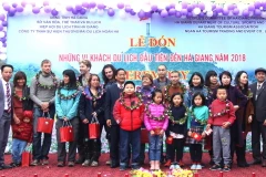 Lãnh đạo Sở Văn hóa, Thể thao và Du lịch Hà Giang trao tặng quà lưu niệm cho những vị khách du lịch quốc tế đầu tiên đến với Hà Giang năm 2018. (Ảnh: Văn Long/TTXVN phát)