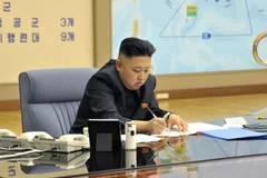 Một bức ảnh chụp ông Kim Jong Un ngồi làm việc bên cạnh chiếc máy tính được cho là iMac.(Nguồn: Reuters/KCNA)