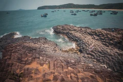 Những khối đá hình lăng trụ với màu đen huyền bí xếp sát nhau nhìn như một tổ ong khổng lồ tại danh thắng quốc gia Gành Đá Đĩa. (Ảnh: Trọng Đạt/TTXVN)