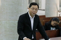 Đại diện Bộ Tài chính trả lời các câu hỏi của luật sư tại phần xét hỏi. (Ảnh: Văn Điệp/TTXVN)