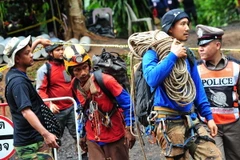 Lực lượng chuyển dây cáp vào bên trong hang Tham Luang để giải cứu các thành viên đội bóng mắc kẹt, tỉnh Chiang Rai, Thái Lan ngày 2/7. (Nguồn: THX/TTXVN)
