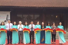 Cắt băng khai mạc triển lãm "Di sản văn hóa Óc Eo." (Ảnh: Đinh Thuận/TTXVN)