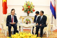 Thủ tướng Nguyễn Xuân Phúc gặp Thủ tướng Chính phủ Hoàng gia Campuchia Samdech Hun Sen. (Ảnh: Thống Nhất/TTXVN)