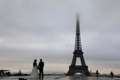 Một cặp đôi chụp ảnh cưới tại khu vực Tháp Eiffel ở Paris ngày 5/9. (Nguồn: AFP/TTXVN)