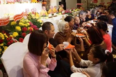 Lễ dâng trà tri ân cha mẹ. (Ảnh: Hồng Kỳ/TTXVN)