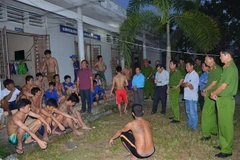 Đại diện Sở Lao động-Thương binh và Xã hội tỉnh Đồng Tháp và lực lượng chức năng ổn định tình hình tại trung tâm cai nghiện. (Ảnh: Chương Đài/TTXVN)