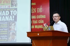 Phó Tổng giám đốc Thông tấn xã Việt Nam Lê Quốc Minh trao đổi về thông tin giả, thông tin xấu và việc tăng cường đấu tranh phản bác luận điệu xuyên tạc của các thế lực thù địch trên không gian mạng. (Ảnh: Phương Hoa/TTXVN)