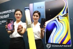 Giới thiệu điện thoại thông minh Galaxy Note 9 trong ngày đầu tiên giao hàng đặt trước. (Nguồn: Yonhap)