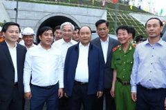 Thủ tướng Chính phủ Nguyễn Xuân Phúc đã tới thăm, động viên cán bộ, kỹ sư công trình hầm đường bộ Đèo Cả . (Ảnh: Thống Nhất/TTXVN)