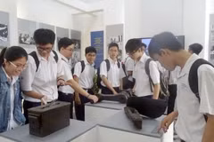 Học sinh xem các hiện vật lịch sử tại bảo tàng. (Ảnh: Gia Thuận/TTXVN)
