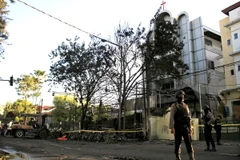 Cảnh sát Indonesia gác tại tại hiện trường vụ nổ bom ở Đông Java ngày 13/5. (Nguồn: EPA-EFE/TTXVN)