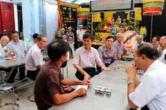 Lãnh đạo tỉnh Hải dương thăm hỏi các gia định nạn nhân. (Ảnh: Đinh Mạnh Tú/TTXVN)