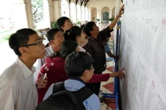 Phụ huynh và học sinh xem kết quả kỳ thi tuyển sinh lớp 10 tại trường trung học phổ thông Chuyên Lê Hồng Phong. (Ảnh: Phương Vy/TTXVN)