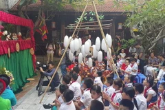 Các học sinh xem trình diễn rối cạn Tế Tiêu, huyện Mỹ Đức, Hà Nội tại phố cổ Hà Nội. (Ảnh: Đinh Thuận/TTXVN)