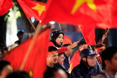 Người dân Thủ đô mới được sống trong không khí chiến thắng của bóng đá Việt Nam. (Ảnh: Trọng Đạt/TTXVN)