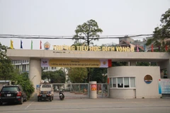 Một học sinh tiểu học nguy kịch do ngã từ trên cao xuống sân trường