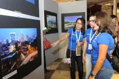 Các sinh viên Đại học tự trị Zacatecas tại triển lãm ảnh. (Ảnh: Việt Hùng/Vietnam+)