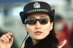 Nữ cảnh sát Trung Quốc với chiếc kính râm nhận diện khuôn mặt. (Nguồn: phoneradar.com)