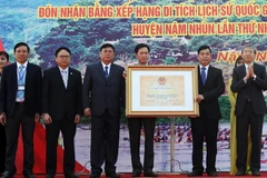 Lễ công bố quyết định công nhận bảo vật Quốc gia đối với bia Lê Lợi và đón nhận Bằng xếp hạng di tích lịch sử Quốc gia đối với địa điểm lưu niệm vua Lê Thái Tổ tại xã Lê Lợi (huyện Nậm Nhùn). (Ảnh: Việt Hoàng/TTXVN)