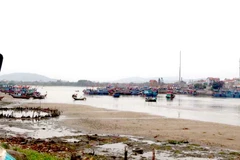 Tình trạng bồi lắng tại cửa lạch rất nghiêm trọng. (Ảnh: Khiếu Tư/TTXVN)