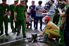 Đoàn công tác kiểm tra hệ thống vòi phun chữa cháy của một tòa nhà. (Ảnh: Thành Chung/TTXVN) 
