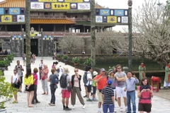 Du khách tham quan Đại Nội Huế. (Ảnh: Quốc Việt/TTXVN)