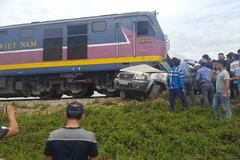 Hiện trường vụ tai nạn tàu hỏa đâm xe ôtô khiến 4 người thương vong. (Nguồn: TTXVN phát)