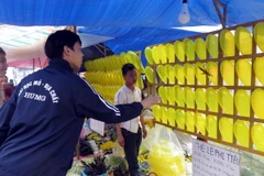 Trò chơi ăn tiền hoạt động công khai tại chợ Viềng Xuân, xã Trung Thành, huyện Vụ Bản (Nam Định). (Ảnh: Văn Đạt/TTXVN)