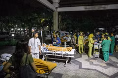 Chuyển các bệnh nhân trong một bệnh viện ra ngoài sau trận động đất mạnh 7 độ Richter ở Denpasar, Bali, Indonesia ngày 5/8. (Nguồn: EPA/ TTXVN)