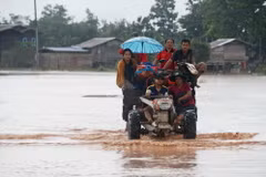Người dân sơ tán khỏi khu vực nguy hiểm sau sự cố vỡ đập thủy điện tại Attapeu, Lào ngày 27/7. (Nguồn: THX/TTXVN)