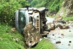 Các nạn nhân vụ đá lăn đè bẹp xe khách đã qua cơn nguy kịch 