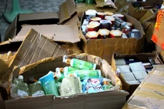 Số hàng hóa mỹ phẩm không rõ nguồn gốc, xuất xứ bị cơ quan chức năng thu giữ. (Ảnh: Lê Thúy Hằng/TTXVN)