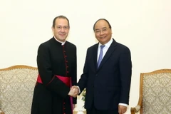 Thủ tướng Nguyễn Xuân Phúc tiếp Thứ trưởng Ngoại giao Tòa thánh Vatican Antoine Camilleri. (Ảnh: Thống Nhất/TTXVN)