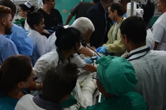 Chuyển một nạn nhân sống sót trong vụ tai nạn máy bay ở La Habana ngày 18/5. (Nguồn: THX/TTXVN)