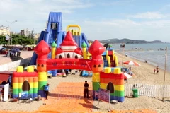 Công viên giải trí WaterFun Cửa Lò được làm bằng phao có diện tích gần 10.000 m2 nằm ngay trên bãi biển Cửa Lò. (Ảnh: Nguyễn Oanh/TTXVN)