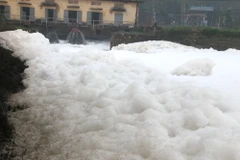 Cận cảnh "dòng sông tuyết" ô nhiễm bốc mùi hôi thối ở Hà Nam