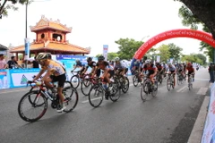 Các vận động viên trên đường đua. (Ảnh: Hồ Cầu/TTXVN)