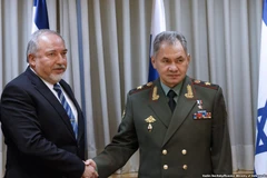 Bộ trưởng Quốc phòng Israel Avigdor Lieberman và người đồng cấp Nga Sergei Shoigu. (Nguồn: TASS)