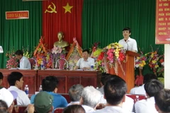 Chủ tịch Ủy ban Nhân dân tỉnh Thanh Hóa Nguyễn Đình Xứng đối thoại trực tiếp với nhân dân xã Hải Hà (huyện Tĩnh Gia). (Ảnh: Trịnh Duy Hưng/TTXVN)