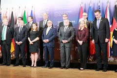 Các Bộ trưởng Ngoại giao G7 chụp ảnh chung sau Hội nghị. (Ảnh: Trường Giang/TTXVN)