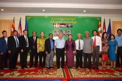 Hai đoàn chụp ảnh lưu niệm sau buổi làm việc. (Ảnh: Minh Hưng/TTXVN)