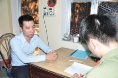 Đối tượng Đào Xuân Giáp tại cơ quan điều tra. (Ảnh: Tuấn Anh/TTXVN)