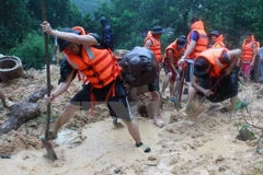 Các lực lượng cứu hộ khẩn trương thực hiện công tác cứu hộ cứu nạn trong đợt mưa lũ lịch sử ở Quảng Ninh năm 2015. (Ảnh: Minh Quyết/TTXVN)