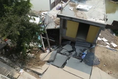 Hiện trường khu vực bị sụt lún nhìn từ trên cao. (Ảnh: Mạnh Khánh/TTXVN)