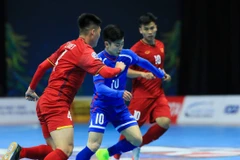 Một pha tranh chấp bóng giữa cầu thủ hai đội Việt Nam (áo đỏ) và Đài Loan (áo xanh). (Nguồn: the-afc.com)