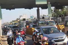 Ùn tắc giao thông kéo dài gần 5km, BOT Rạch Miễu phải xả trạm