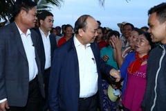 Chiều 18/1/2018, Thủ tướng Nguyễn Xuân Phúc đến thăm, tặng quà cho người nghèo thành phố Tuy Hòa. (Ảnh: Thống Nhất/TTXVN)