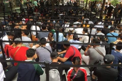 Hình ảnh dòng người xếp hàng mua iPhone Xs trước giờ phát hành